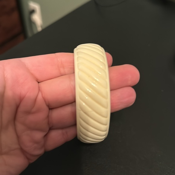 Vintage Plastic Bangle Bracelet, White, Scalloped, Genuine Lucite, Retro, Boho - Picture 3 of 9
